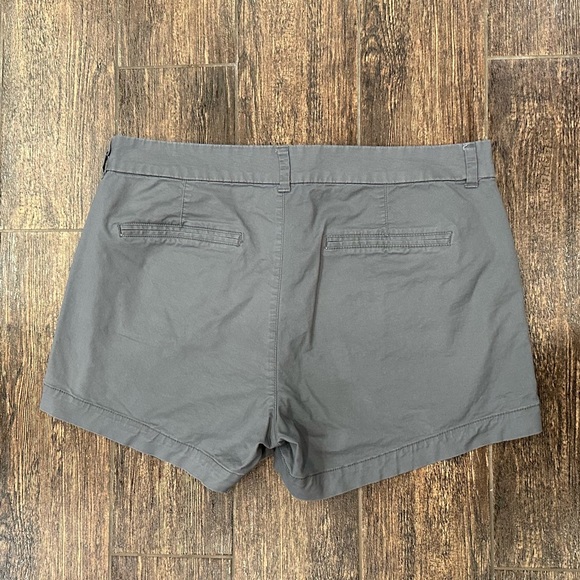 EUC Mid-Rise Everyday Shorts in Blank Slate 3.5” Inseam Size 14 - Picture 2 of 6